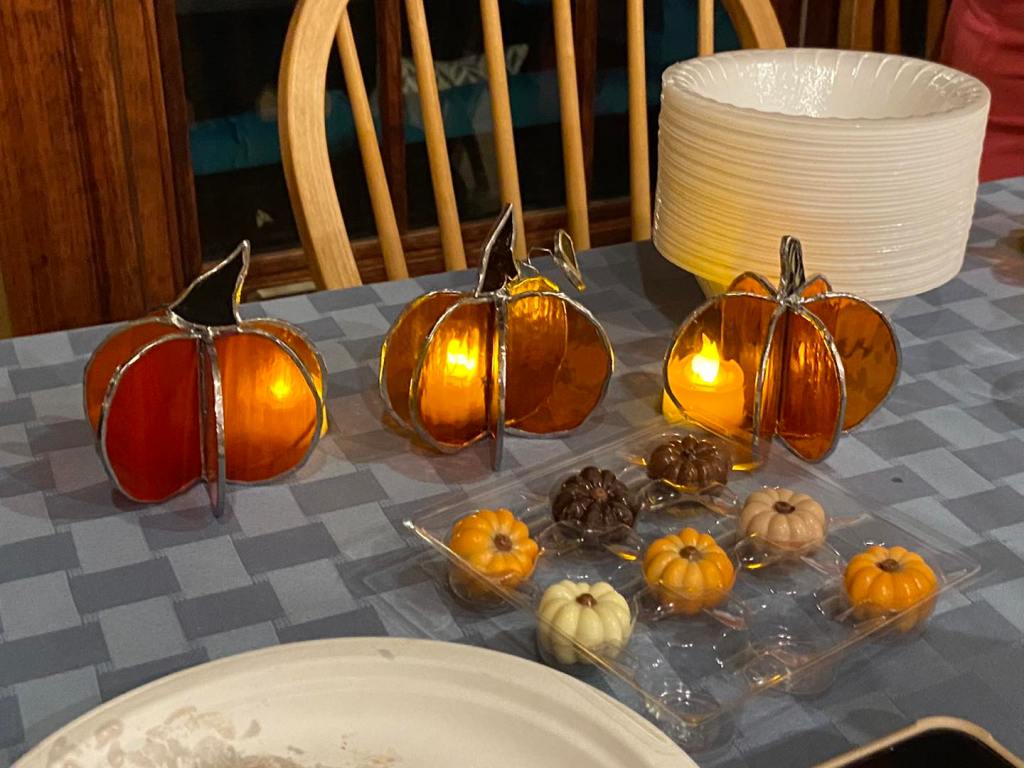 stained glass pumpkins are perfect to light up a Halloween table!